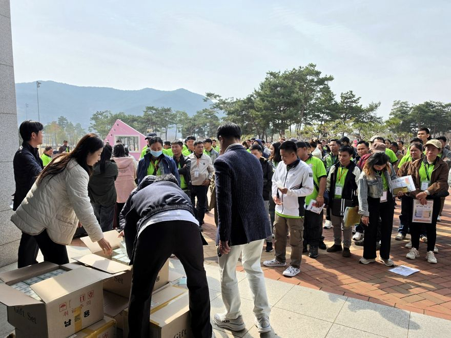 0407 농협중앙회 안동시지부  외국인 계절근로자에게 웰컴키트 전달 (1).jpg