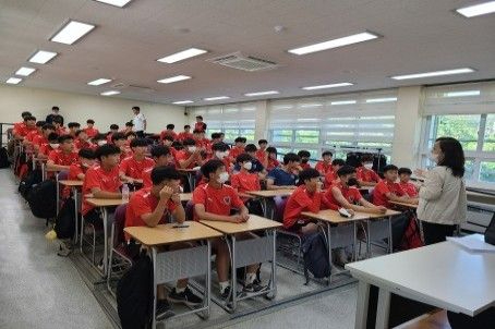 1.경북교육청, 학생 선수 학습권 보장 프로그램 공모사업 추진(학생 선수 학업_운동 병행 지원...67교에 1억 8,500만 원 지원)(포항제철중학교 축구부_음악을 통한 심리조절 및 진로교육)_01.jpg
