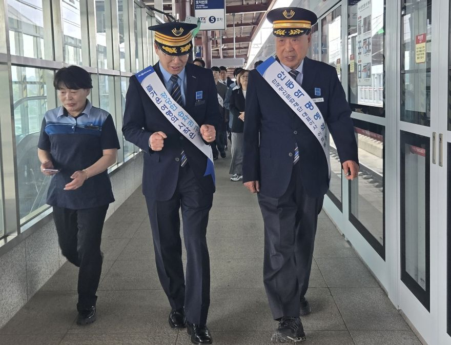 0513 코레일 안동역  이희범 한국정신문화재단 대표이사 명예역장 위촉 (2).jpg