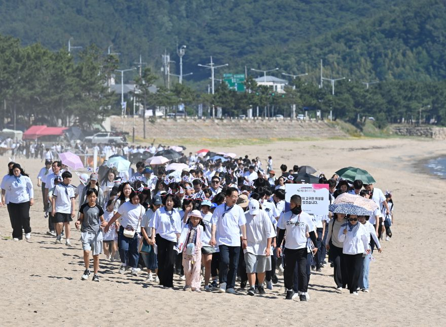 1.경북교육청, 전몰 학도의용군 추념식 및 호국길 걷기 개최(학생_학부모_참전유공자 등 1,000여 명 참여...장사상륙작전 전승지에서 나라사랑 정신 되새겨)_05.jpg