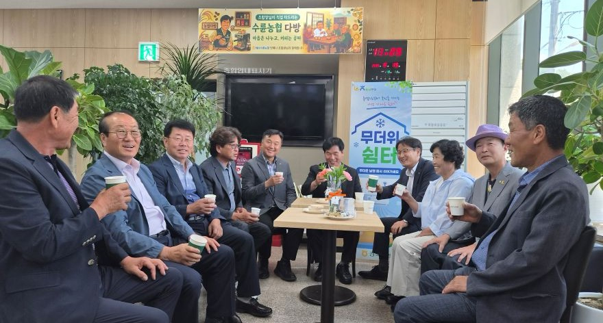 (260615) 관련사진)_이색카페.jpg