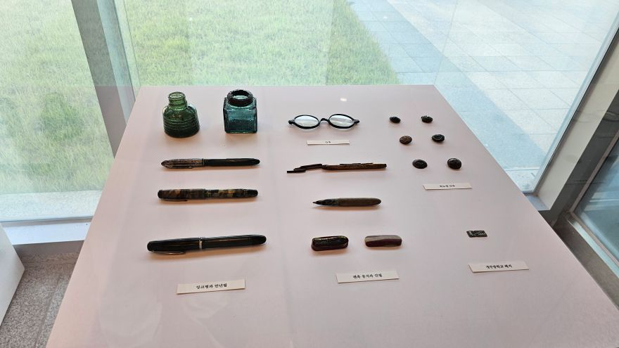 2.경북교육청, 어래산 전투 현장서 발굴된 ‘경주중학교 뱃지’ 공개(75년 만에 모습을 드러낸 학도병의 흔적, 기록으로 되살아나다)(경주중학교 뱃지 전시)_01 (1).jpg