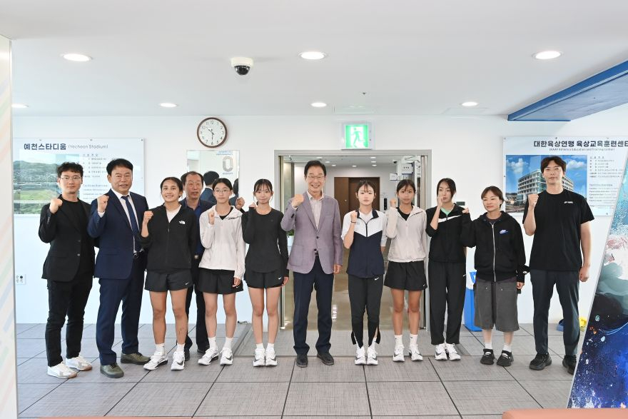(추가1)경북교육청, 2026 교육감배 초_중 학년별 육상경기대회 성황리 종료(학습권과 운동권의 조화 실현...육상 꿈나무 600여 명 기량 겨뤄)(임종식 교육감이 교육감배 초·중 학년별 육상경기대회 현장에서 안동교육지원청 선수단을 격려하고 있다)_02.jpg