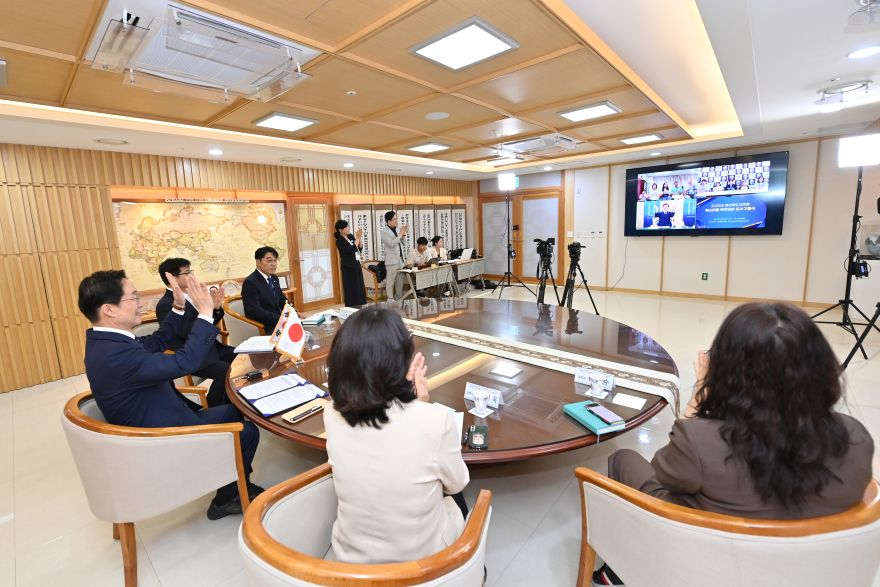 1.경북교육청, 한국어 교육 지원을 위한 한국어 도서 3,500권 해외 기증(27개 공공도서관이 참여, 책의 가치를 되살려 한국어교육과 나눔문화 확산)(2025년 일본 동경학교 온라인 도서 기증식 모습)_01.JPG