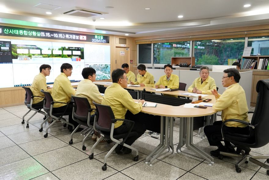 사진3. 박은식 산림청장(오른쪽 첫번째)이 21일 남부지방산림청 산림재난종합상황실에서 산사태 예방·대응 태세 점검회의를 주재하고 있다.jpg