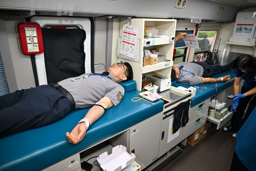 영주-1-3 영주시청 청원경찰 대원들이 헌혈을 하고 있다.jpg