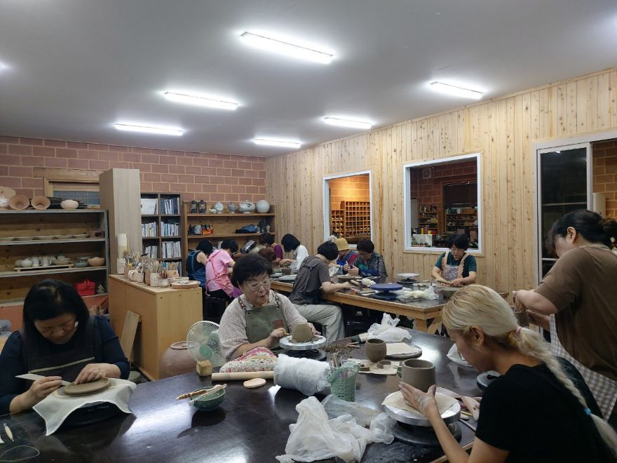 영주시는 7월27일부터 28일까지 샐러드 접시 만들기 수강생을 모집한다(시민들이 원데이클래스 공예 체험을 하고 있다).jpg