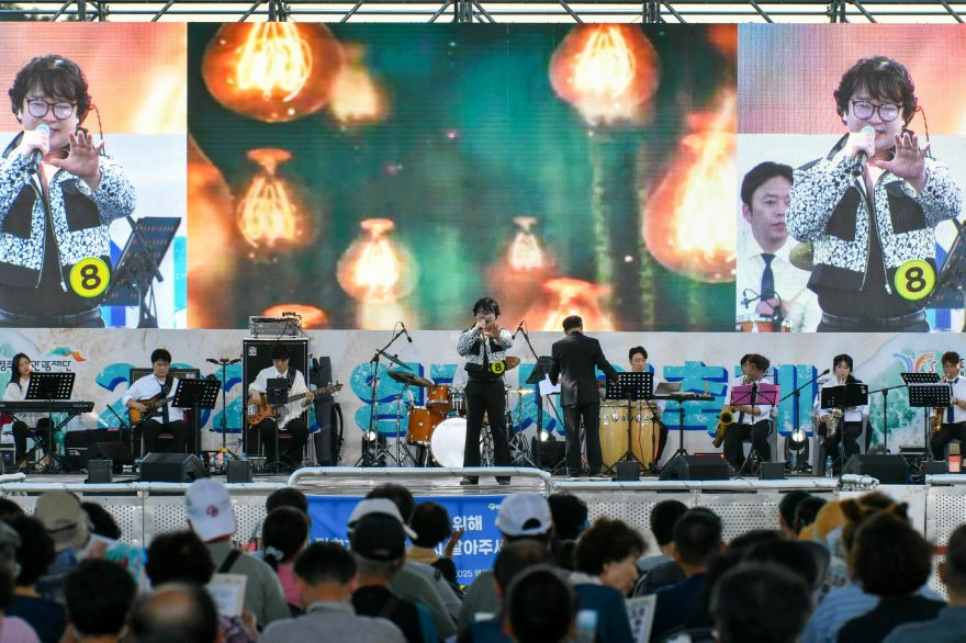 영주-1-1 영주시는 오는 8월2일 시민운동장 특설무대에서 서천강변가요제를 개최한다(지난해 서천 강변가요제에서 12명의 본선 참가자들이~.jpg