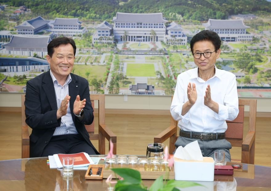 01의성군제공 경상북도지사 – 의성군수 차담회2.jpg