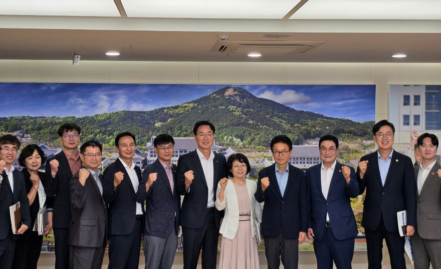 영주-1-4 황병직 영주시장·경북도의원 한뜻…경북도 찾아 미래 핵심사업 지원 건의(단체사진).jpg