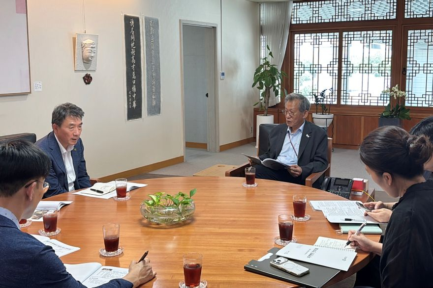(예천군)안병윤 예천군수 지역 문화유산 현안 들고 국립중앙박물관 찾아(현장사진(왼쪽 안병윤 예천군수, 오른쪽 유홍준 관장))(재송부)(1).jpg