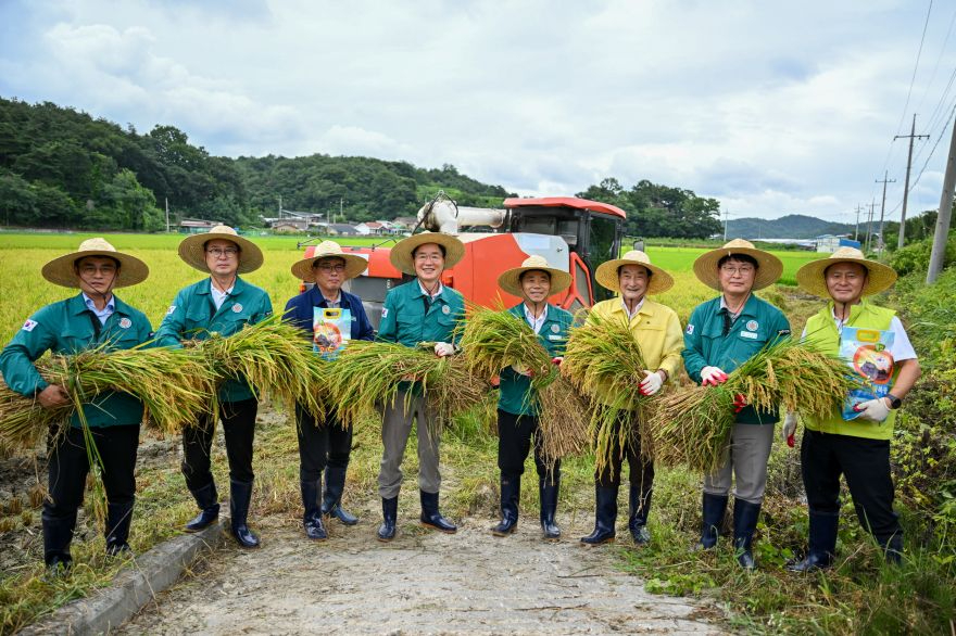 영주-1-1 영주시, 광복절 앞두고 ‘8·15 광복쌀’ 첫 수확(왼쪽부터 최종찬 시의원, 전풍림 시의원, 손기을 조합장, 황병직 시장,~.jpg