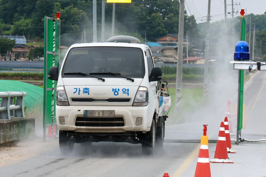 예천군, 구제역 이동제한 전면 해제... 총력 방역 결실_방역활동사진(2).JPG