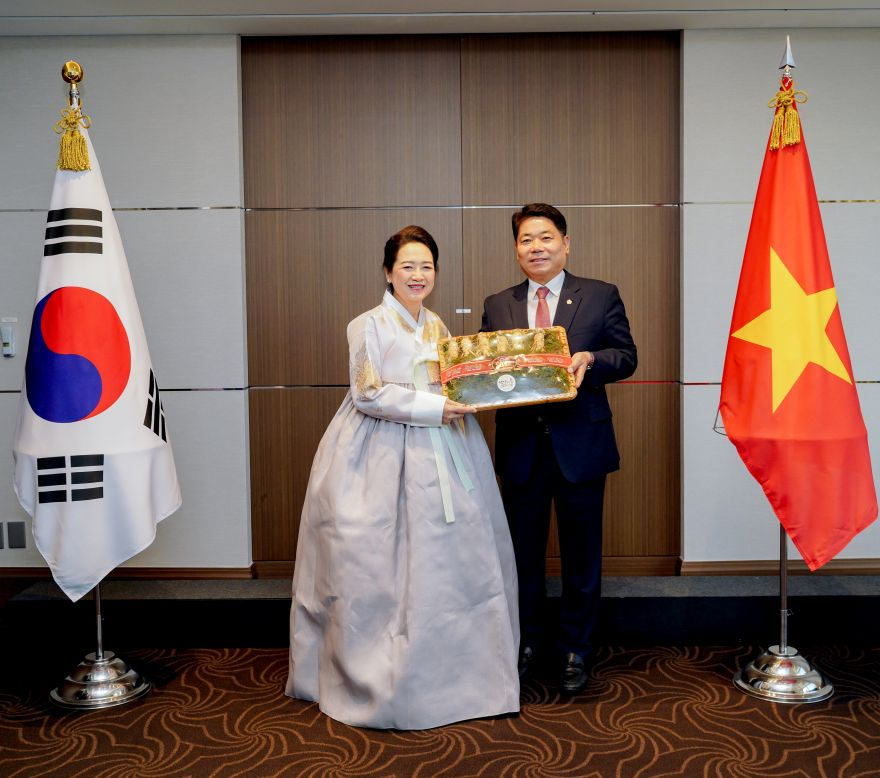 1-1. 한문화진흥협회에서 제공한 한복을 착용한 베트남 국회의장 부인 사진.jpg