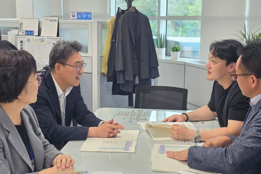 (예천군)안병윤 예천군수 행안부 재방문 지방소멸 대응 특교세 확보 총력(행정안전부 재난관리정책과에서 협의하는 안병윤 예천군수의 모습(왼쪽 안병윤 예천군수, 오른쪽 검은 반팔 송상훈 재난관리정책과장)) (1).jpg