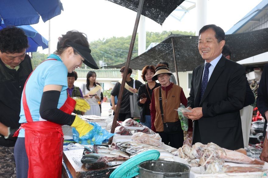 의성군제공 전통시장 장보기 동참3.jpg
