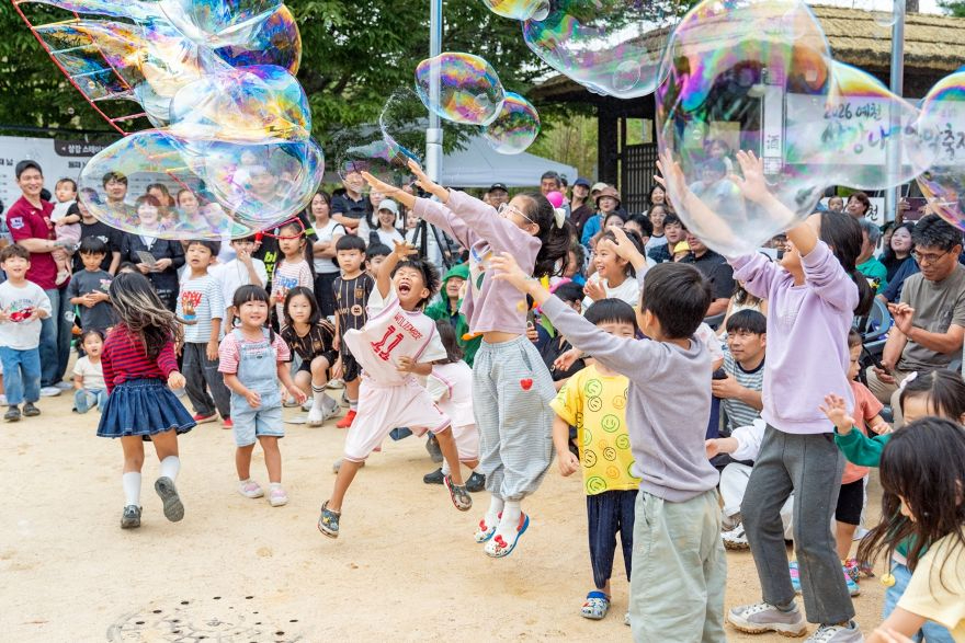 (예천군)2026 예천 삼강나루주막축제 흥행 성공 관광객 발길로 북적(현장사진(버블쇼)).jpg