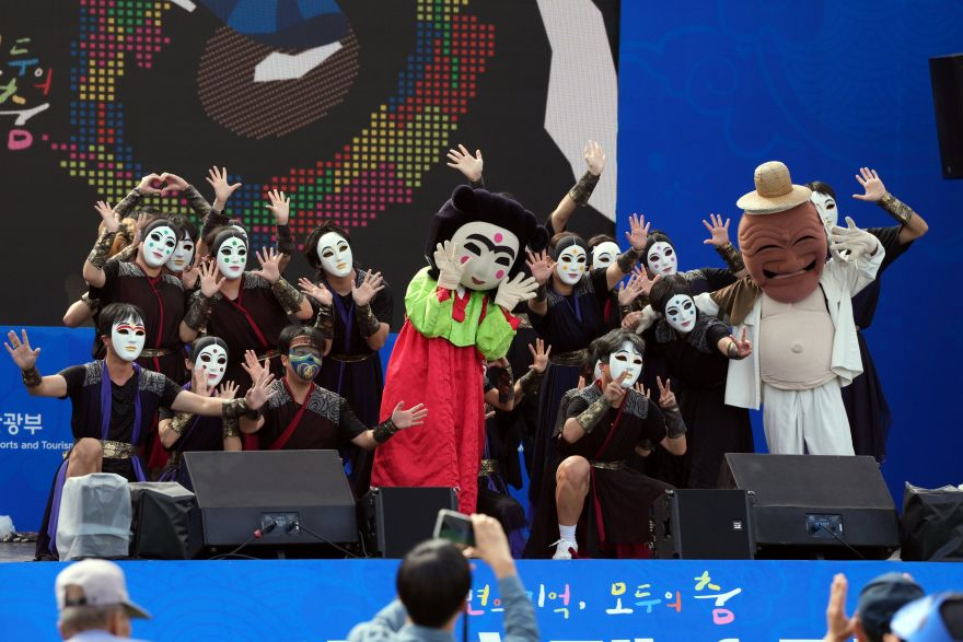 1001 13년간 축제장 누빈 탈놀이단 ‘리멤버’  안동국제탈춤페스티벌의 흥을 이끈다 (1).JPG