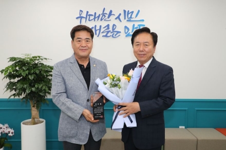 안동시, 제9대 시의회 퇴임 의원 5인에 공로패 수여…“시민 헌신에 감사”