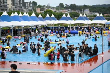 “도심 속 시원한 오아시스”… 영주 문정 야외물놀이장 인기 폭발